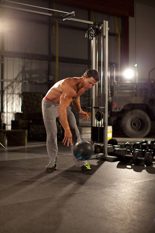 One-Arm Medicine Ball Slam — Medicine Ball Abdominals exercise demonstration