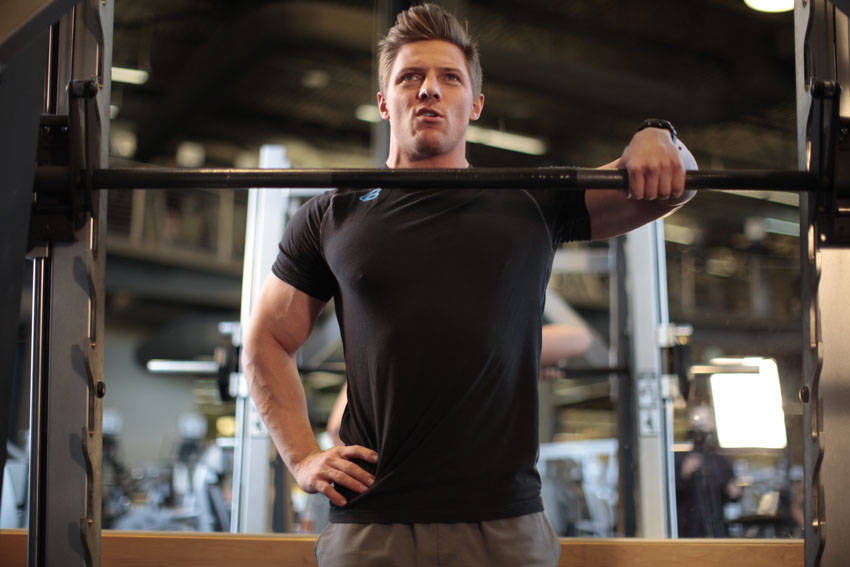 Smith Machine One-Arm Upright Row — Machine Shoulders exercise demonstration